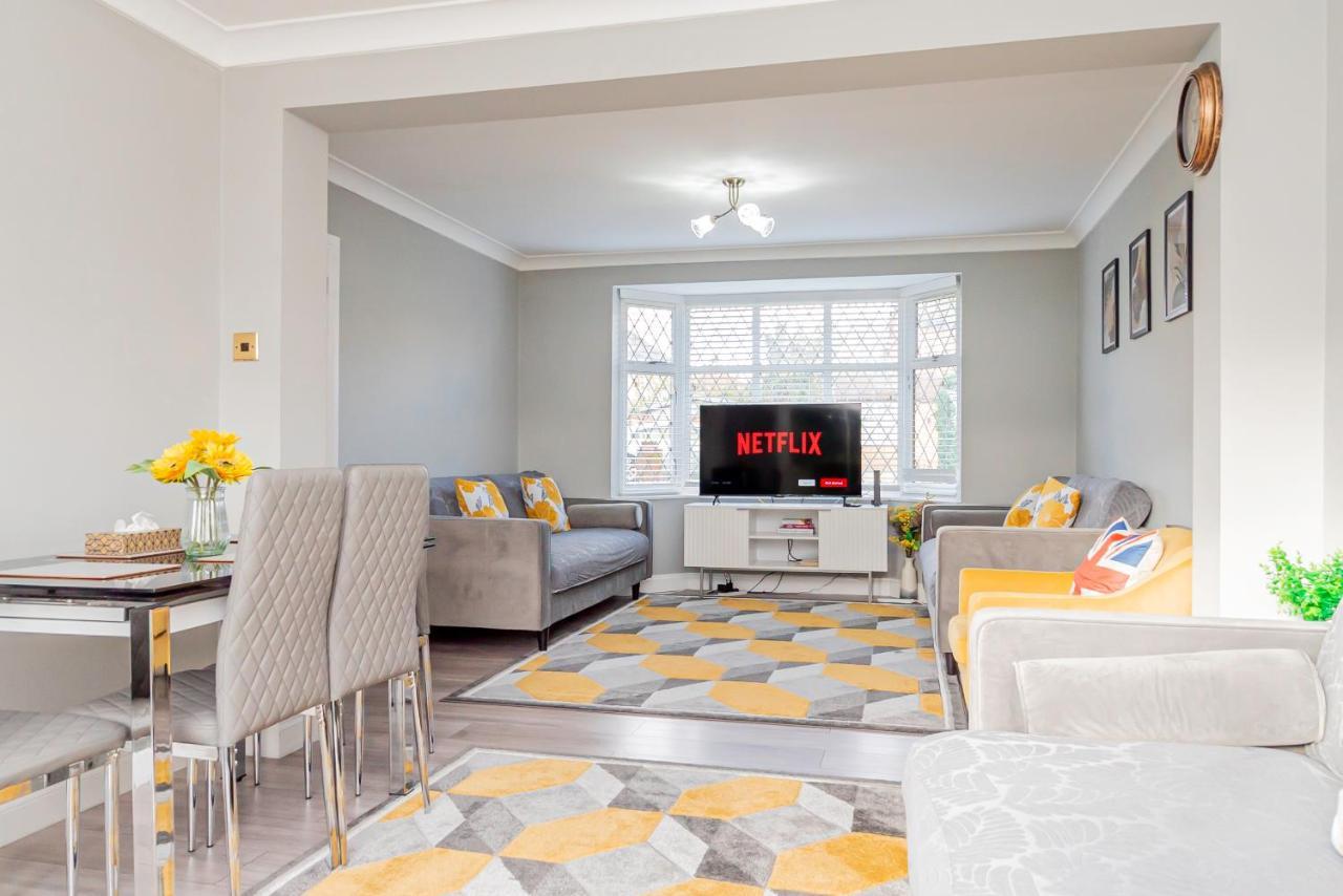 Stunning Place, Close To Windsor & Heathrow & Private Parking Burnham  Exterior photo